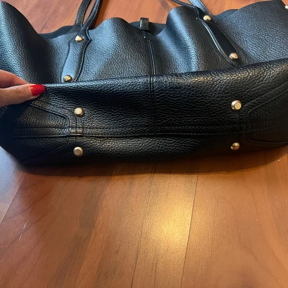 Elegant Black Leather Tote Bag - Picture 3 of 5